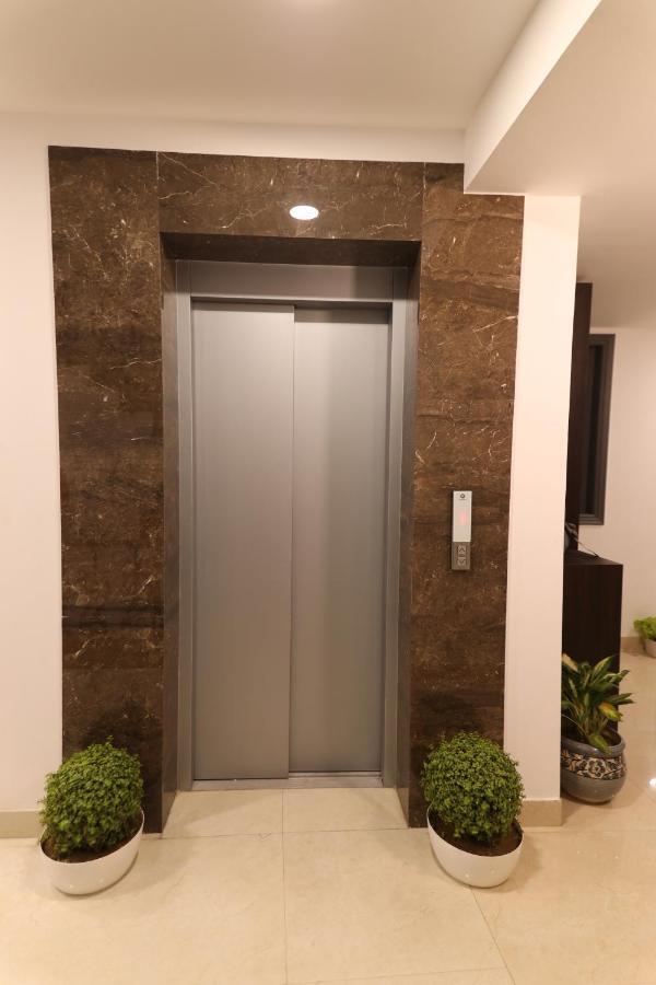 Hotel Nirpra Regency Neu-Delhi Exterior foto