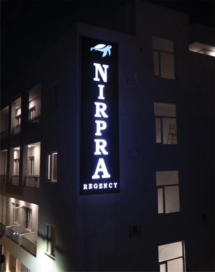 Hotel Nirpra Regency Neu-Delhi Exterior foto