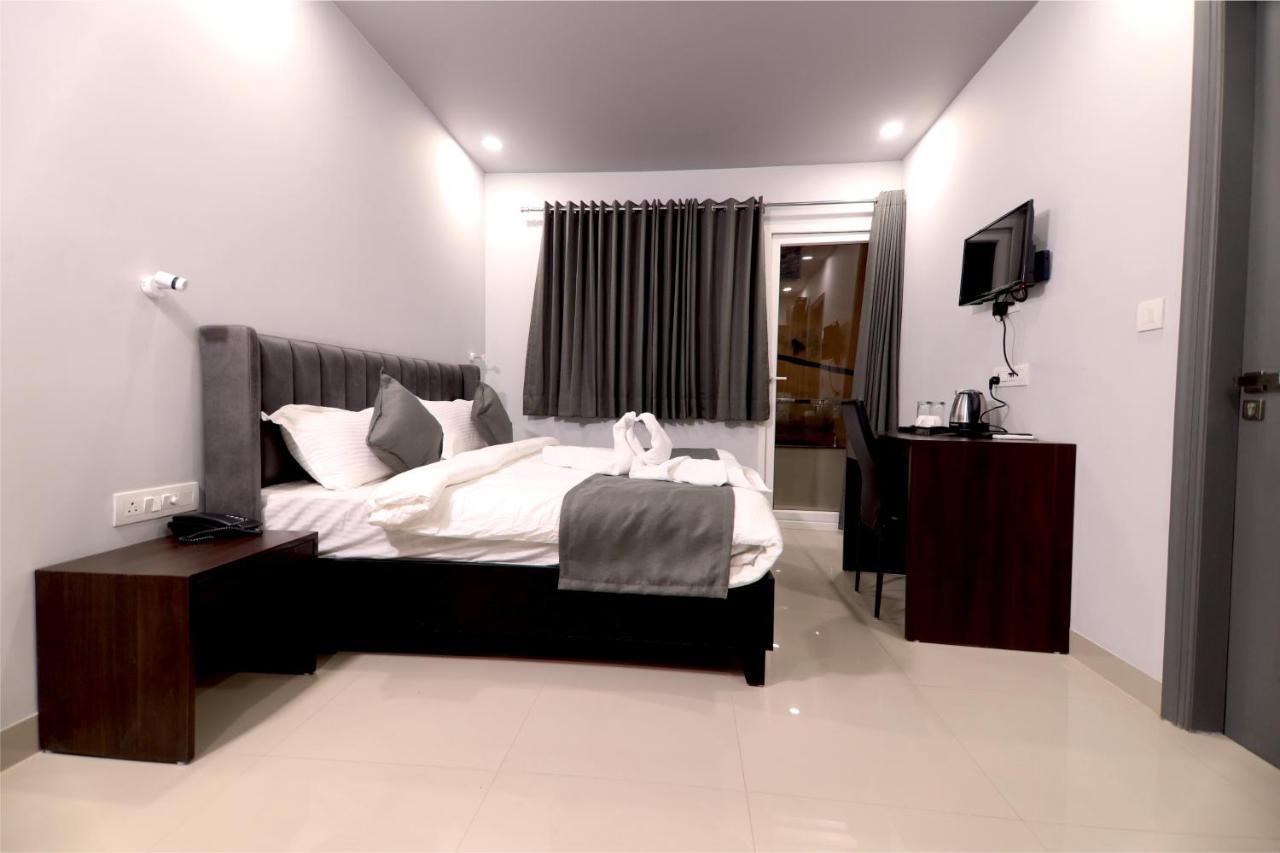 Hotel Nirpra Regency Neu-Delhi Exterior foto